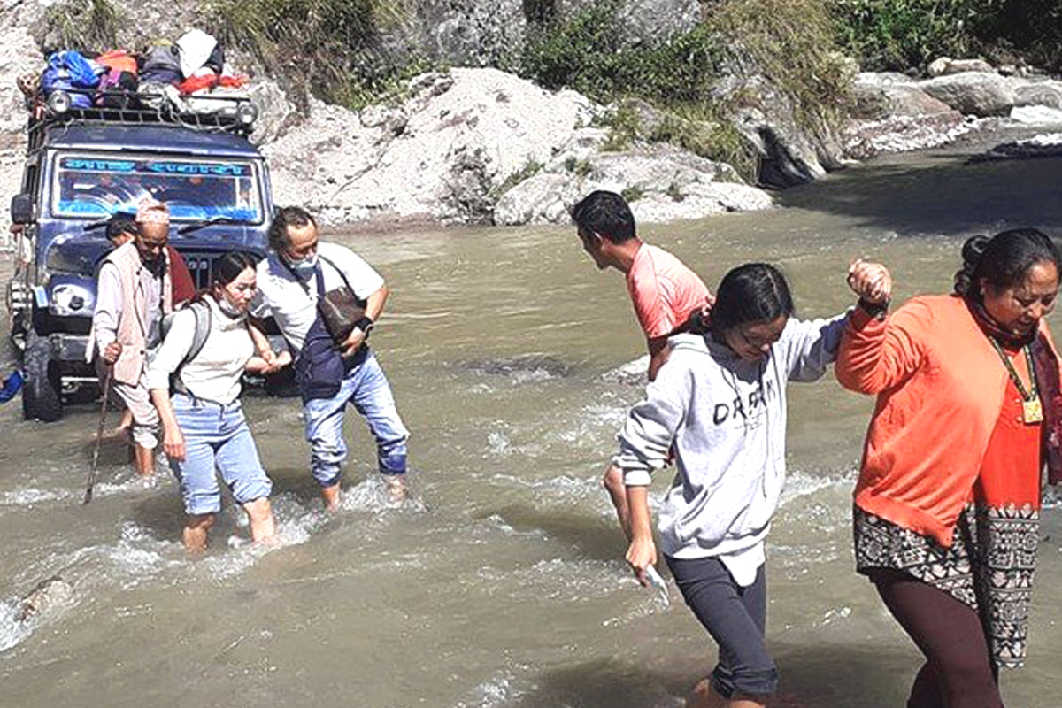 ताप्लेजुङका ग्रामीण सडकमा पुल नहुँदा जोखिमपुर्ण यात्रा
